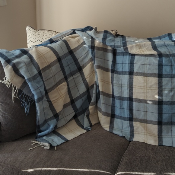 Beautiful scarf, perfect condition. Engraved with a "J". - Picture 2 of 4